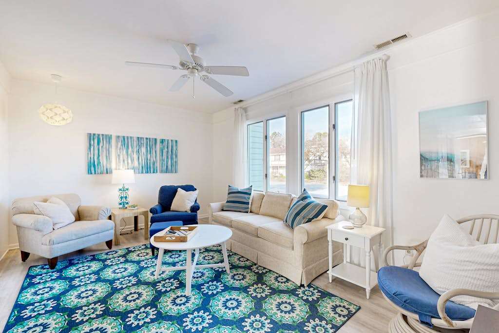 Hidden Harbour Home Close to the Water with Shared Pool Private washer & dryer WiFi