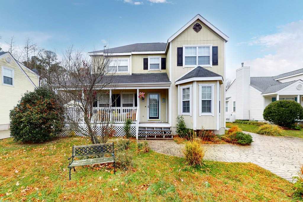 Clearwater Home perfectly located with Shared Pool Private Washer & Dryer & WiFi
