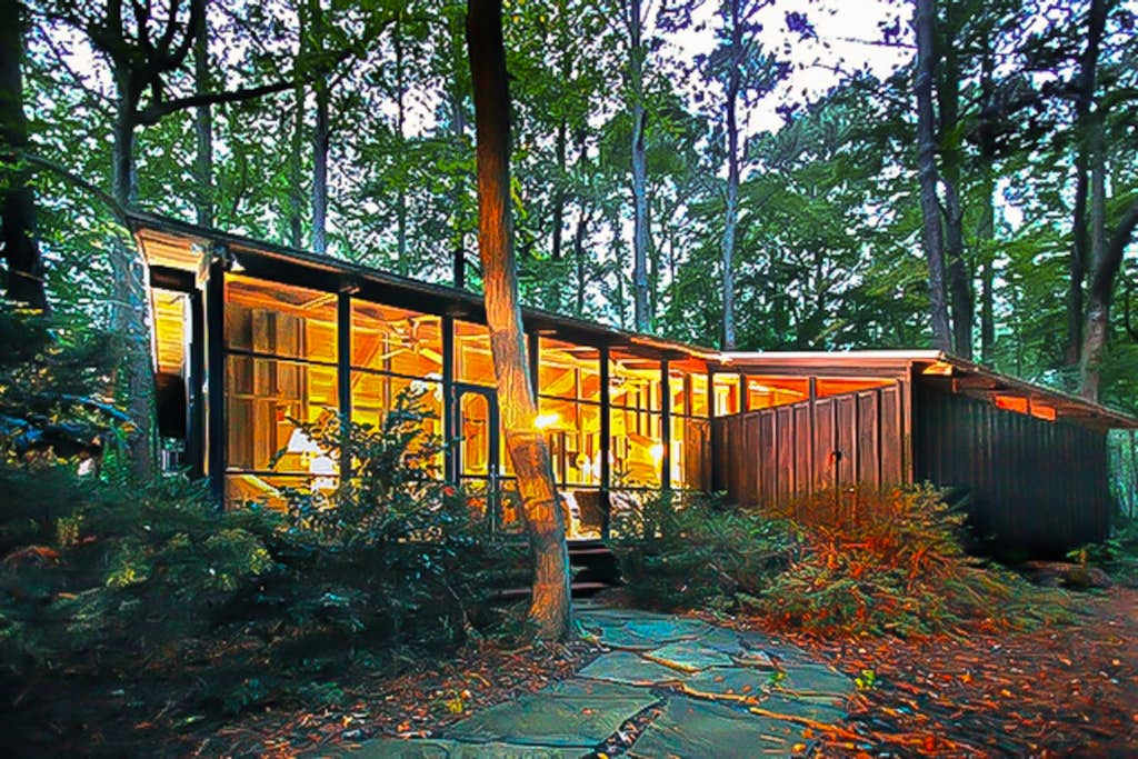 Middlesex Beach home close to water with screened porch & alfresco dining