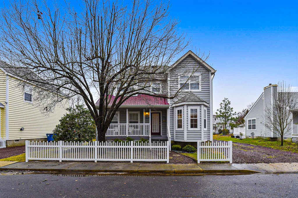 Clear Water Home Close to the Beach with Shared Pool Private Washer & Dryer