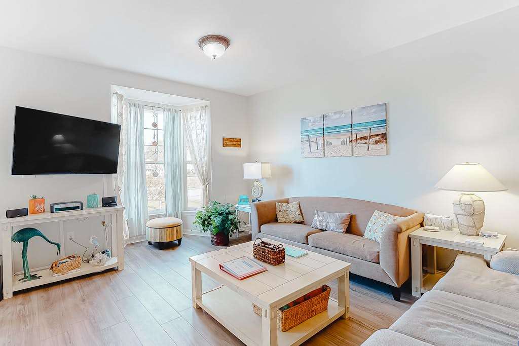 Kensington Court Townhouse with Coastal Decor Shared Pool & Free WiFi Near Beach
