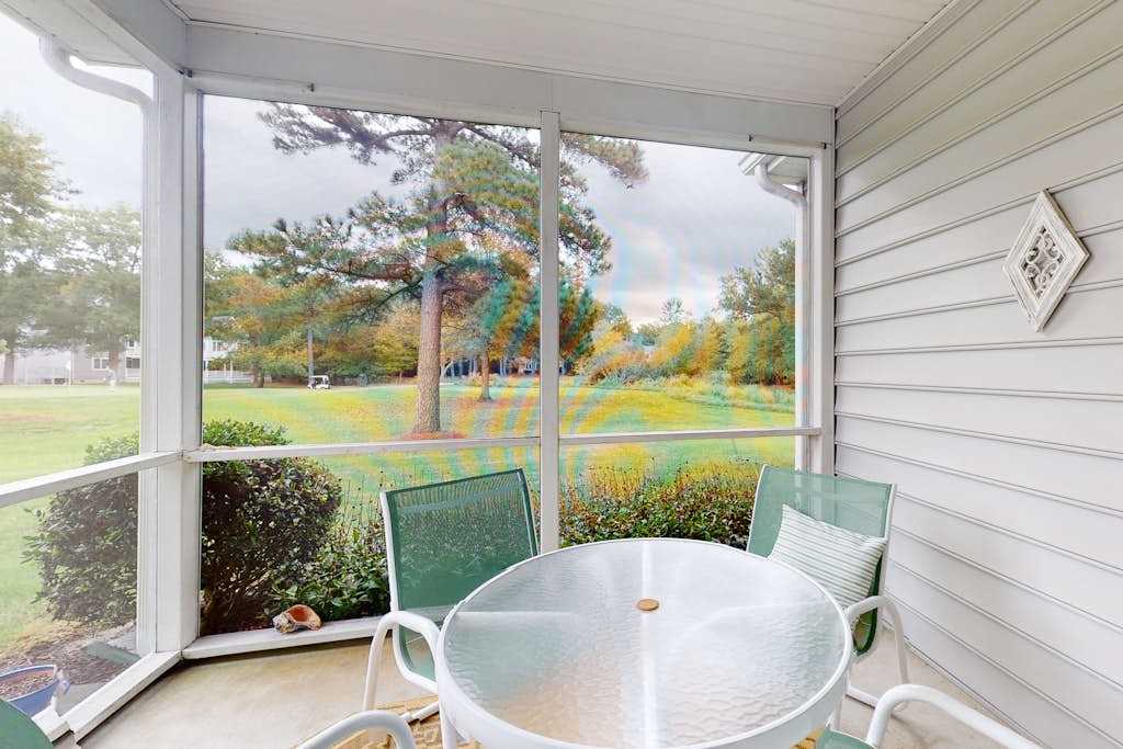 Salt Pond townhome with screened porch AC & paid access pools tennis & gym