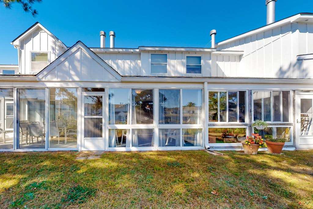 Mallard Lakes Home with Shared Pool Free WiFi Private Washer & Dryer