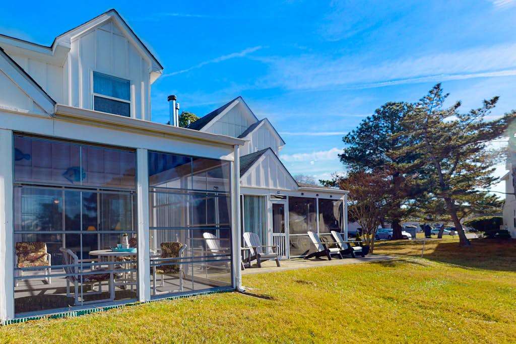 Mallard Lakes Home with Beautiful Water Views From Screened In Porch Shared Pool WD