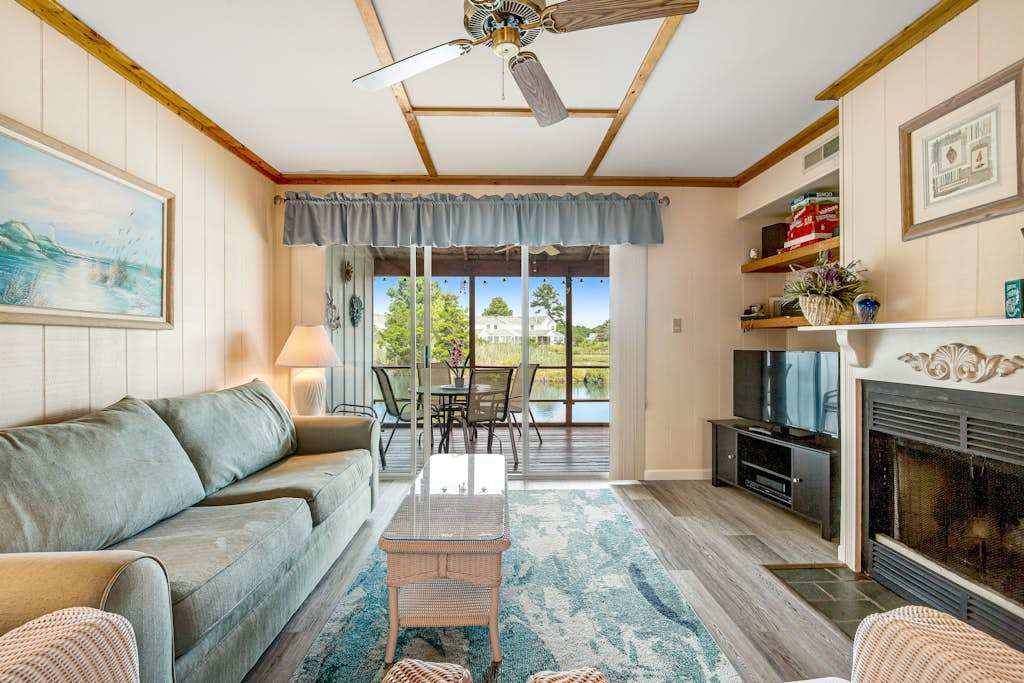 Mallard Lakes Home Overlooking the Water with Shared Pool Free WiFi washer & dryer