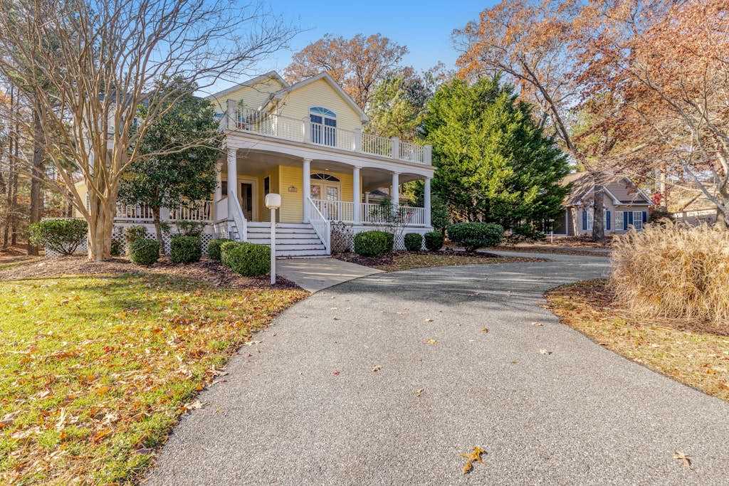 Salt Pond House close to beach with washer & dryer pool tennis access