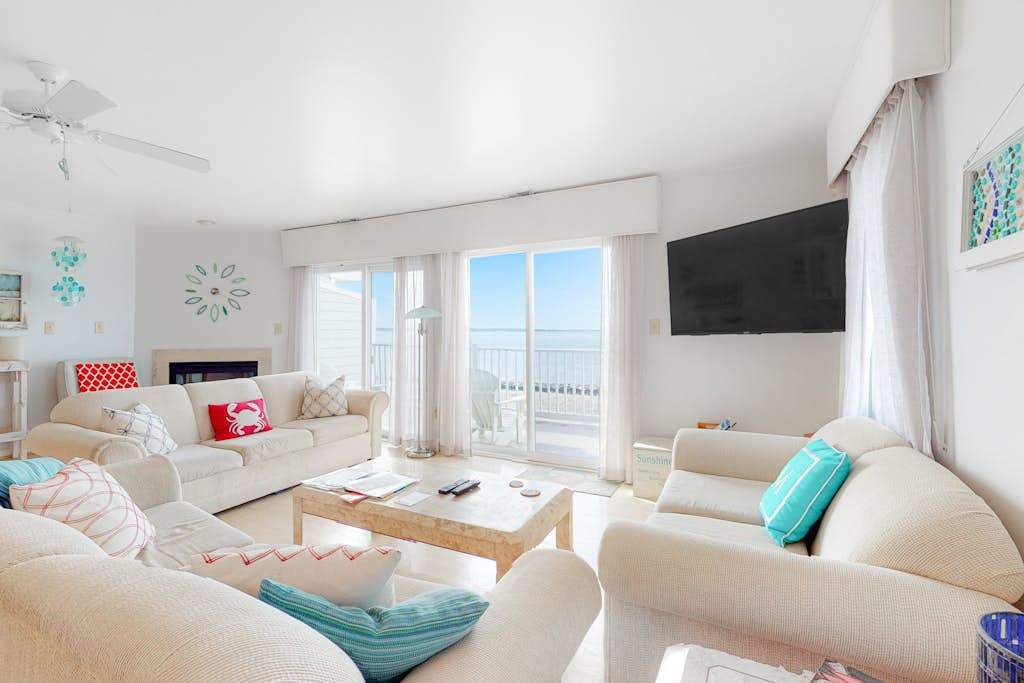 South Shore Marina townhouse on the water with on site pool AC & WiFi