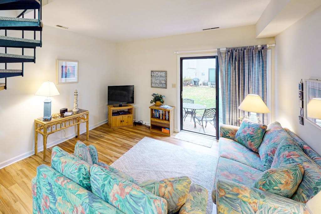Sea Pines Townhouse Steps From the Water with Free WiFi Shared Pool Private washer & dryer AC