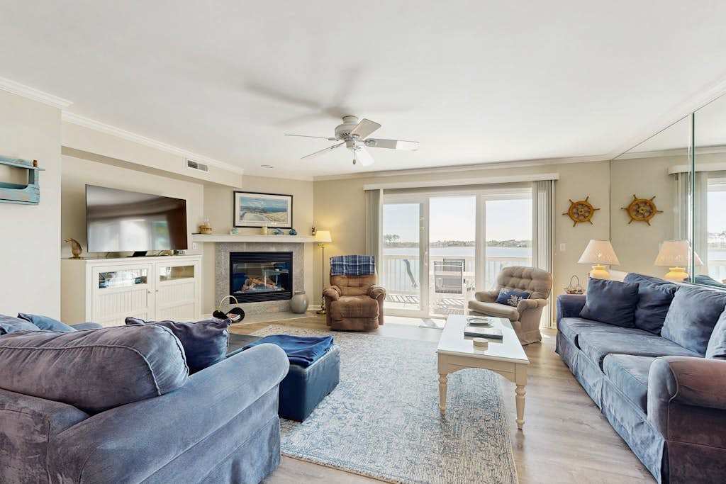 Salt Pond townhouse overlooking the water with WiFi & a washer & dryer