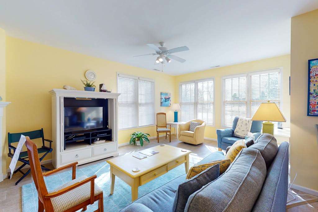 Salt Pond townhouse close to pond & ocean with WiFi & paid access pool