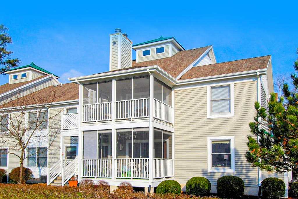 Sea Colony 1stwithfloor condo with pool beach access & new appliances