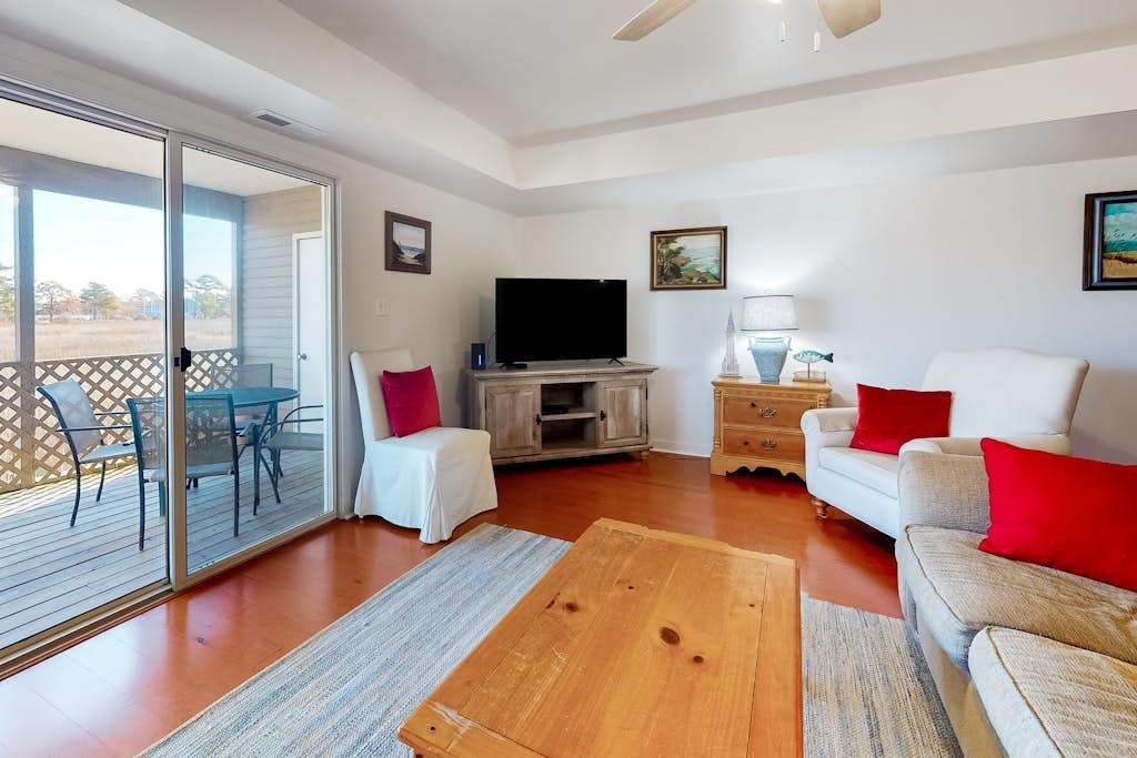 Stewards Watch ownhouse close to the ccean with shared pool free WiFi private washer & dryer