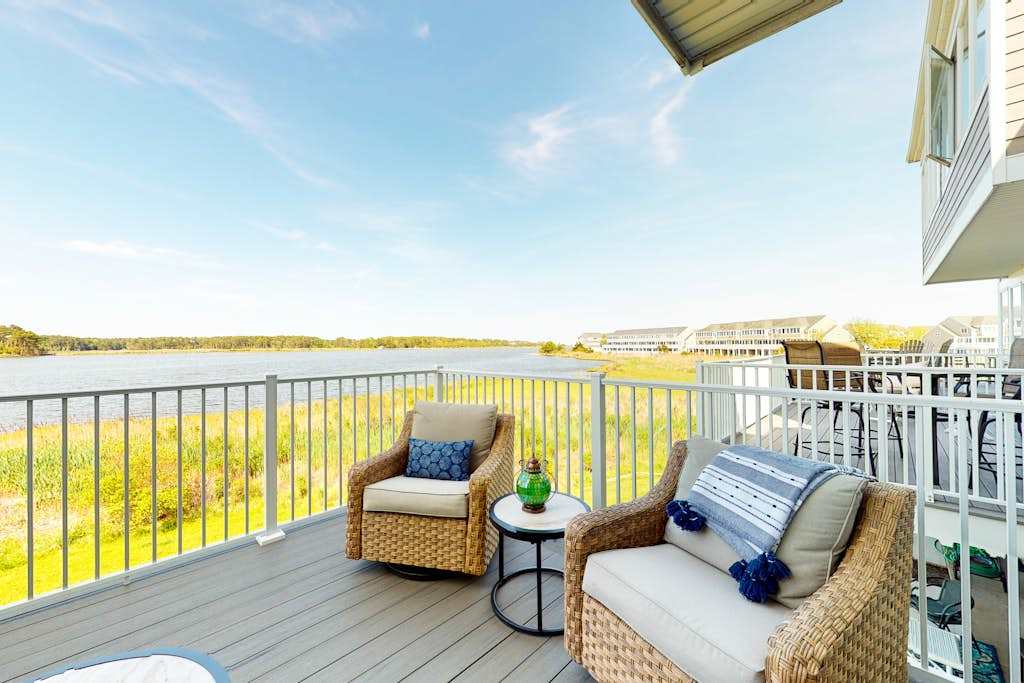 Bayville Shores home just steps from the water with pool & tennis courts