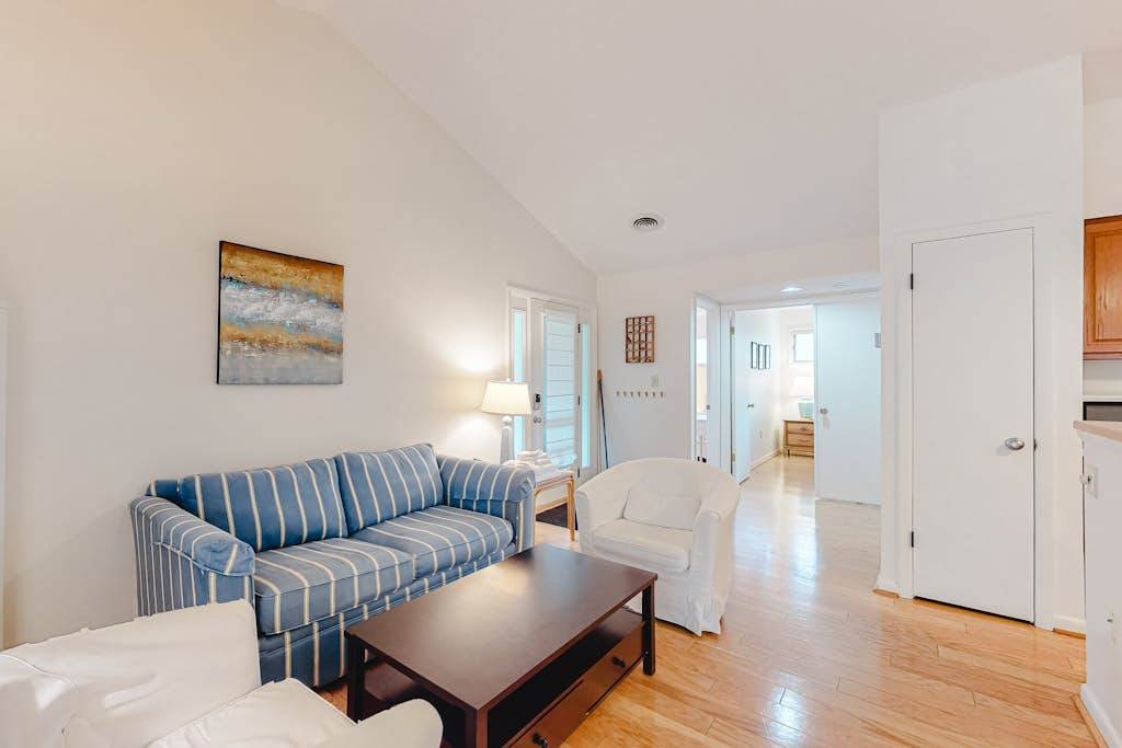 Sea Colony Condo Close to the Beach with Free WiFi Shared Pool Private washer & dryer