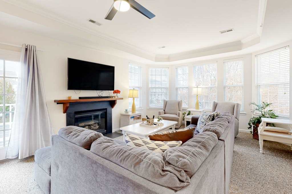 Bayside at Bethany Lakes townhome with central AC pool hot tub & gym access