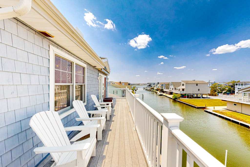 Town of Fenwick island home on the water with dock & central A & C dogs OK