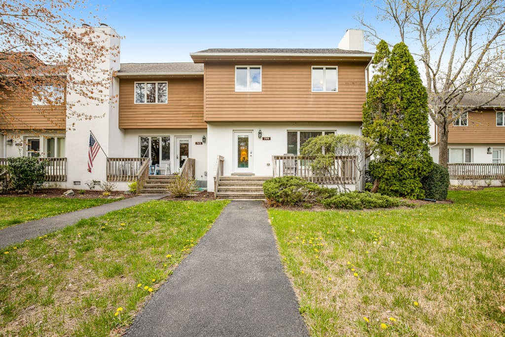 Bayberry Woods condo with shared pool highspeed WiFi & central AC near beach