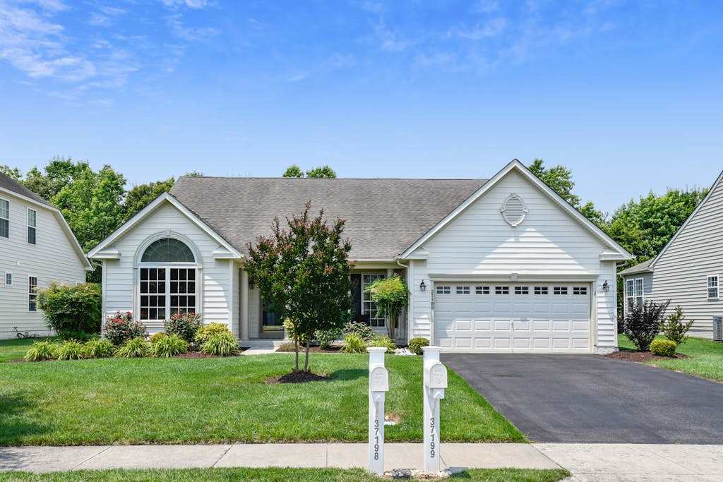 Lord Baltimore L&ing house with shared pool free WiFi central AC private washer & dryer
