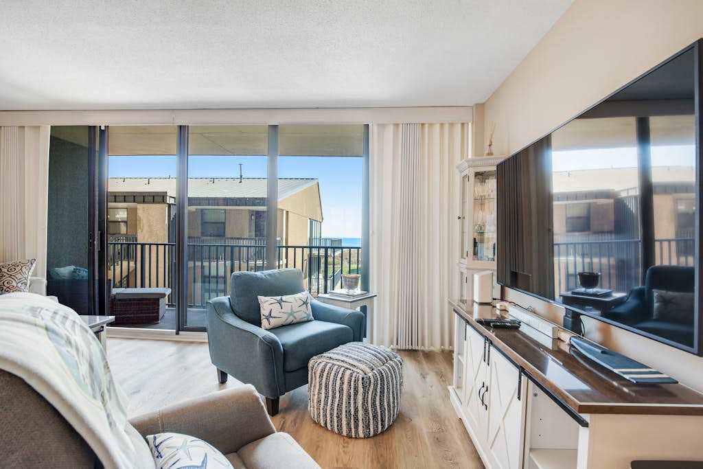 2nd Floor Condo with Balcony Shared Pool & HT & Tennis AC