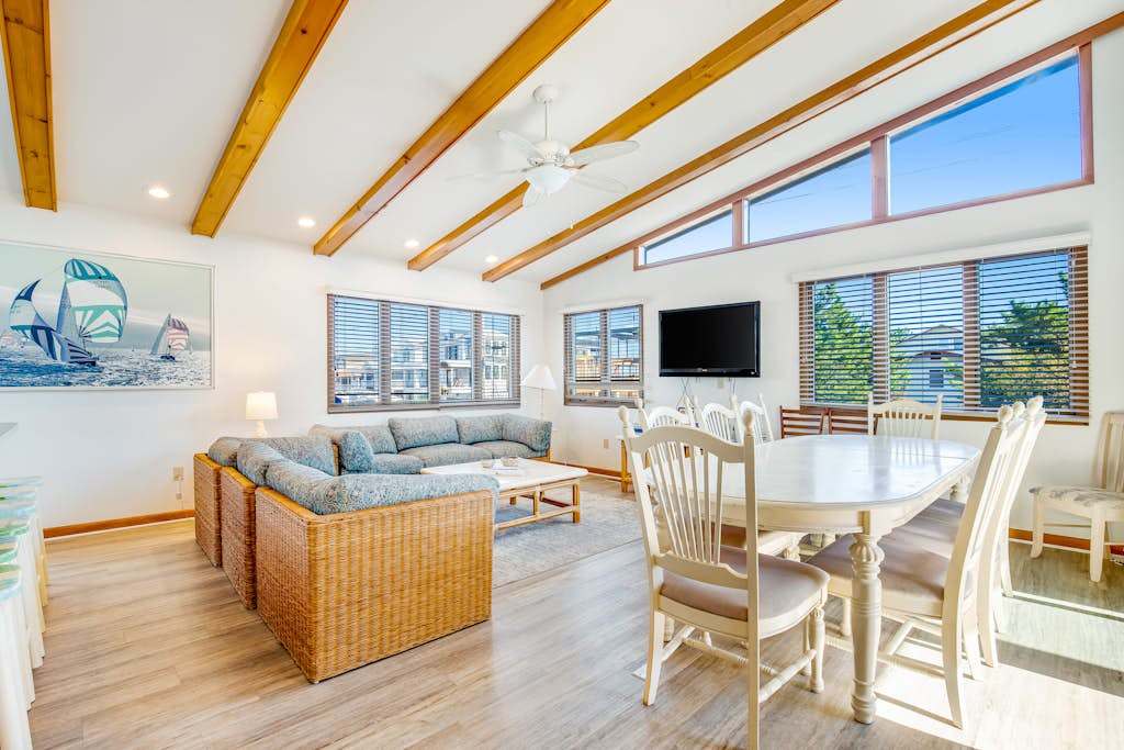 Fenwick Island spacious beach house with deck washer & dryer & full kitchen dog friendly