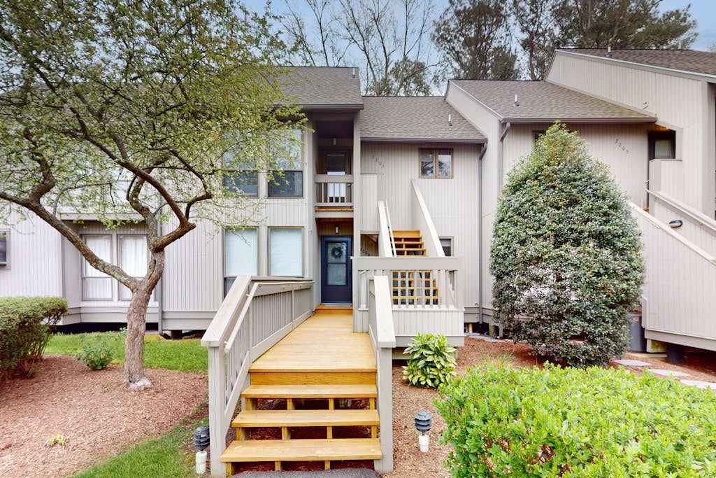 Sea Colony 7th floor condo with oceanfront indoor & outdoor pools only steps to beach