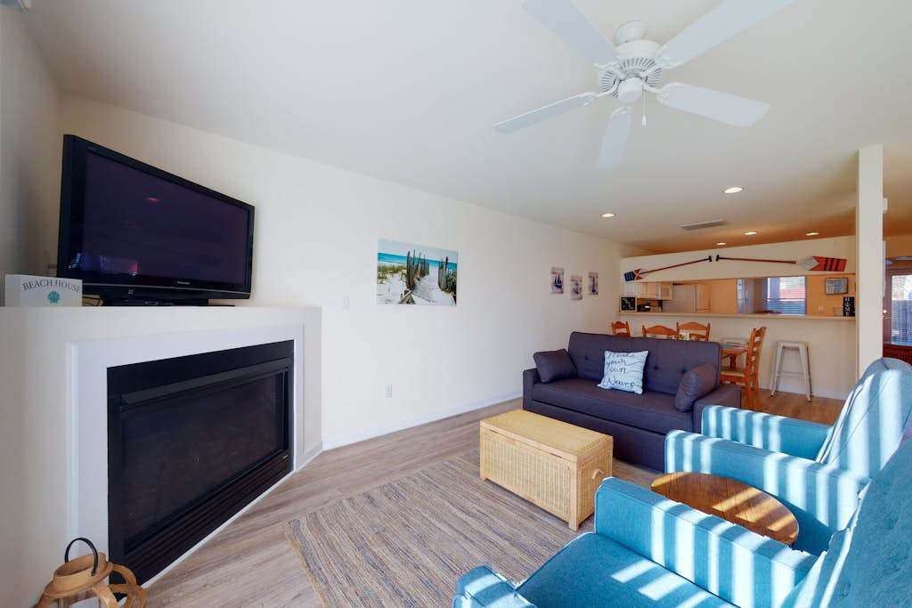 Bayberry Woods condo with fast WiFi on site pool tennis & pickleball
