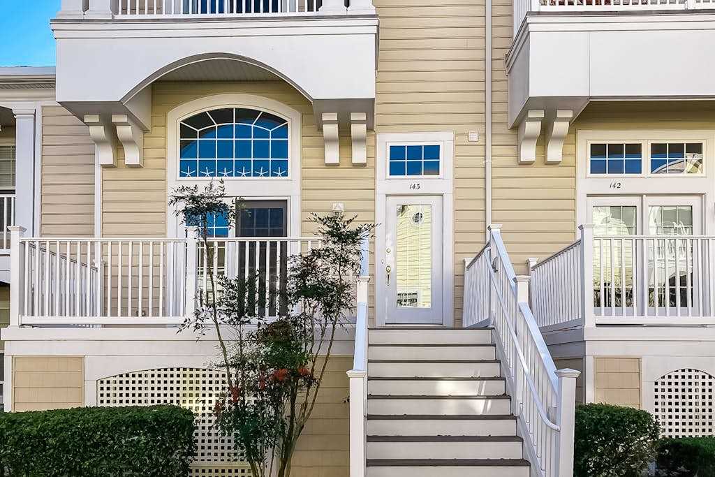 Bethany Lakes townhome with fireplace balcony &community pool & hot tub & tennis