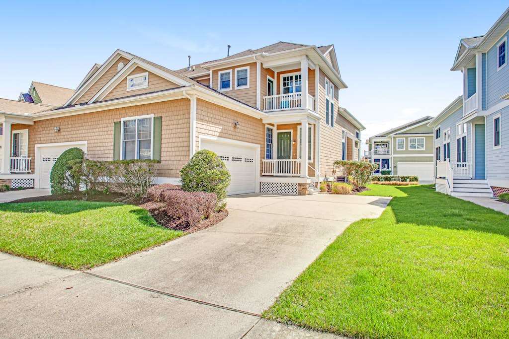Bayside Resort townhome with deck balcony pools & hot tub