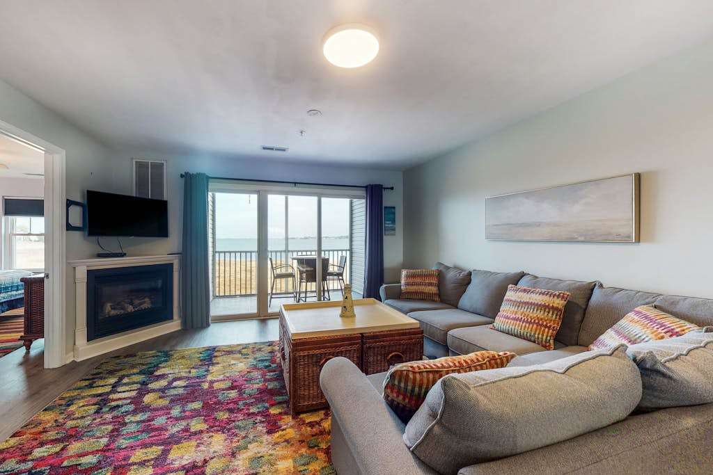 Stylish coastal gem with amazing river & bay views steps to s&y beach