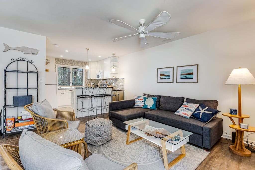 Villas of Bethany West townhome with WiFi patio pool & tennis & pickleball