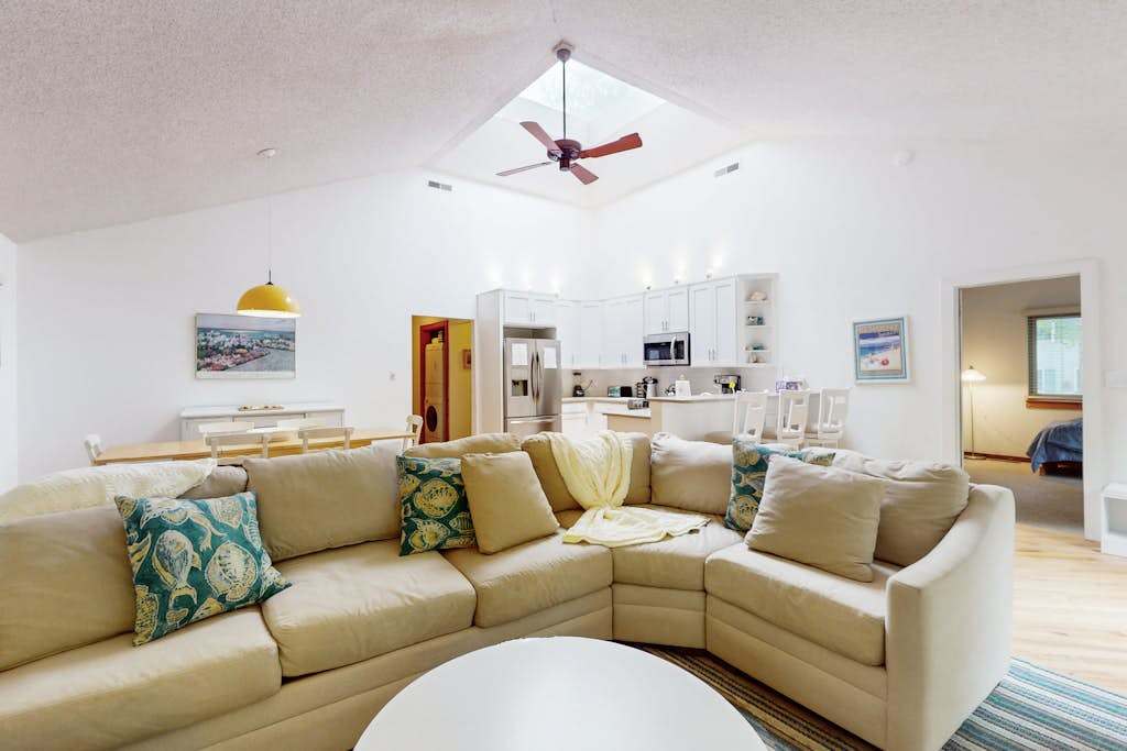 Relaxing South Bethany beach retreat, access to private beach & screened porch