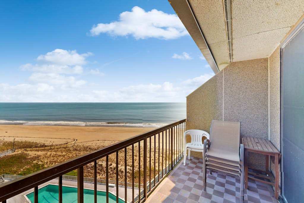 Sea Colony Waterfront gem with shared pools gym beach access & private balcony