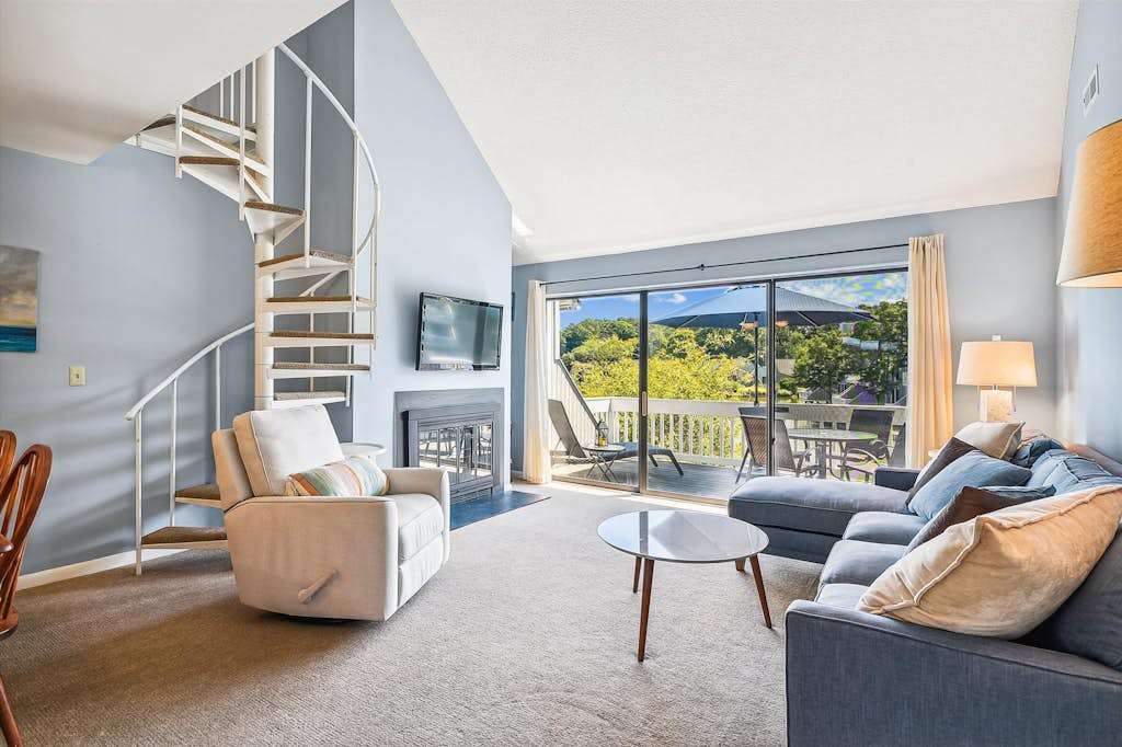 Updated Sea Colony condo with pools hot tubs lake views & high speed WiFi
