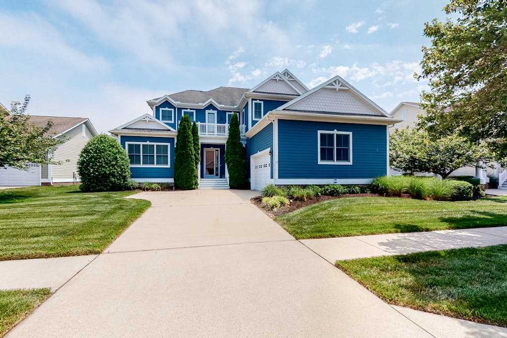 Bayside Resort home close to the beach with shared pools & hot tub dogs OK