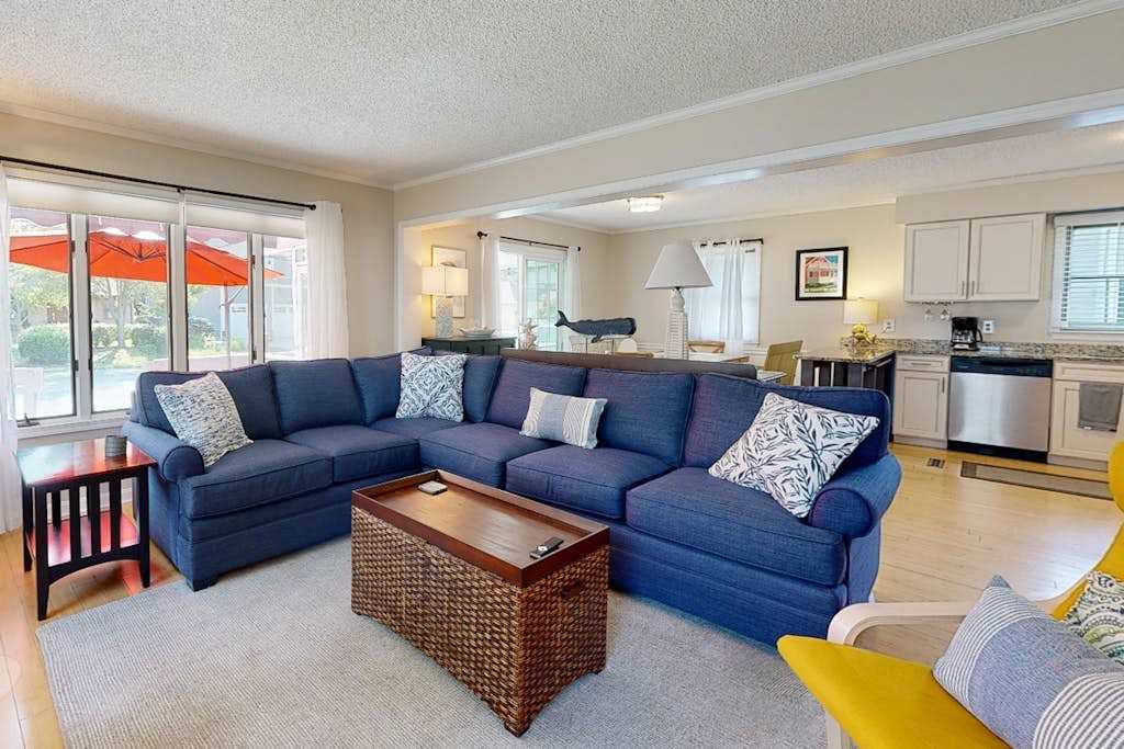 Bright Turtle Walk escape near the beach & town with screened porch grill & AC