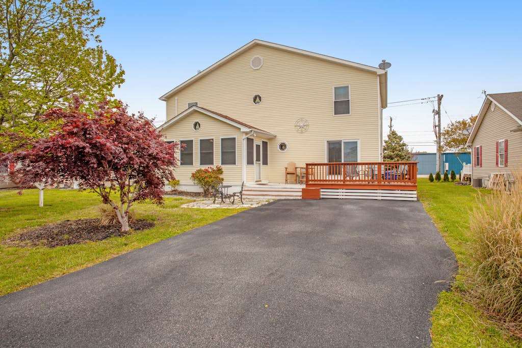 Lovely home near the ocean with fire pit tiki bar washer & dryer WiFi & Netflix