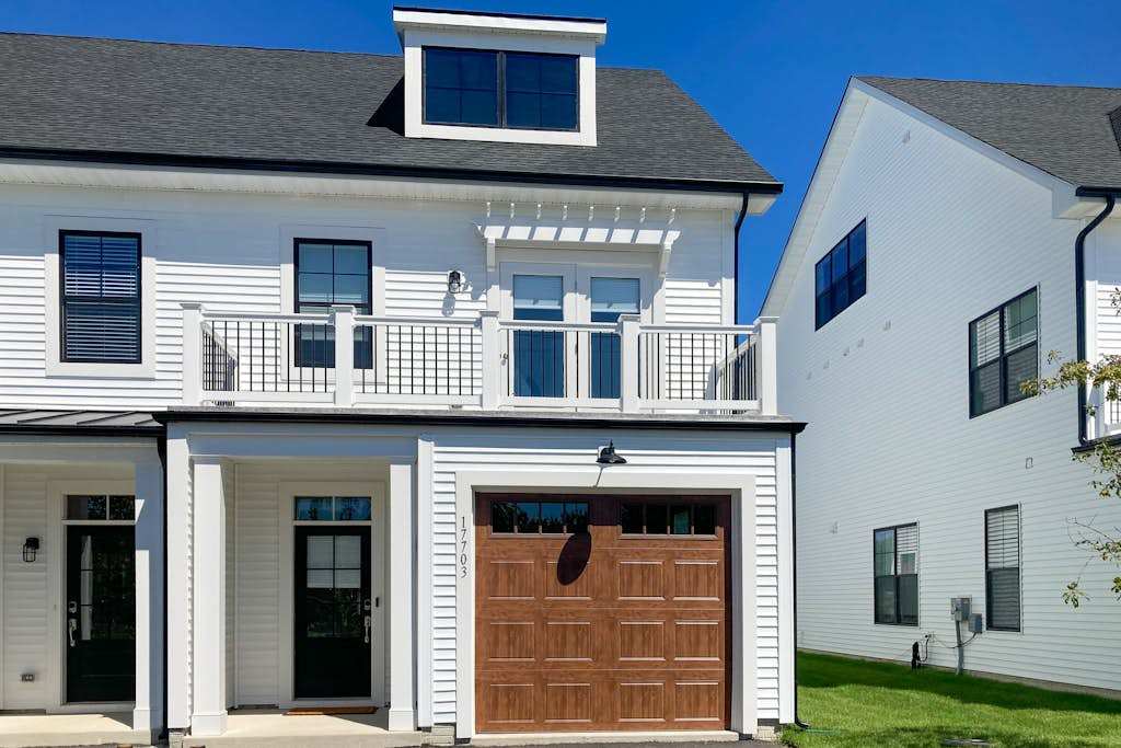 Lovely townhouse with central AC washer & dryer & fast WiFi