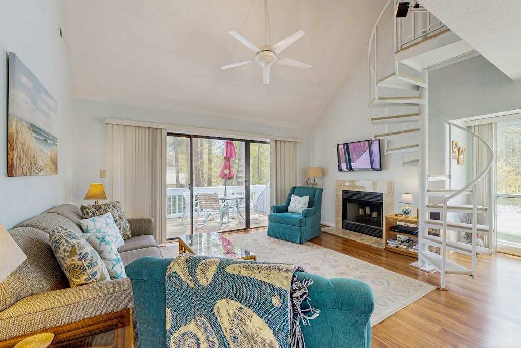 Toponly afloor Sea Colony gem with AC & fast WiFi only a walk to beach pools & tennis
