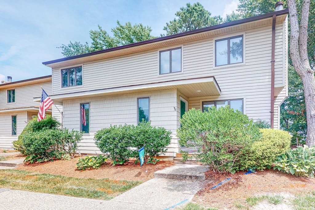 Bethany Pines townhome with pool tennis & private washer & dryer near beach