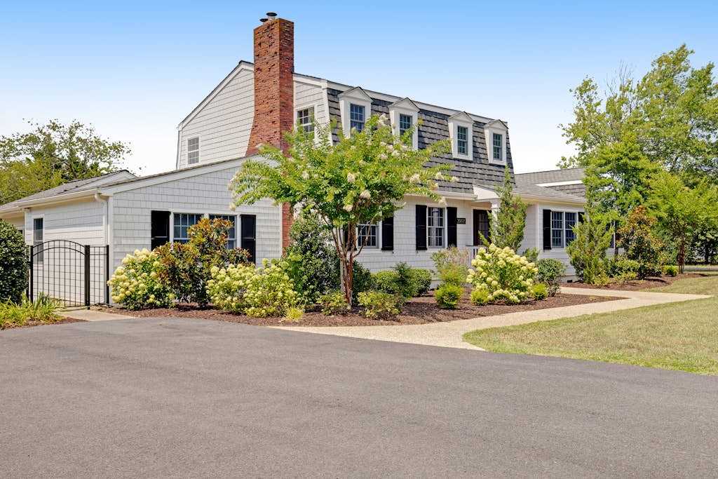 Town of Ocean View oasis with sparkling private pool & central AC
