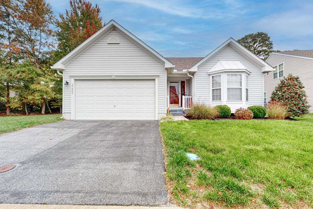Lovely home with fireplace fast WiFi central AC & washer & dryer