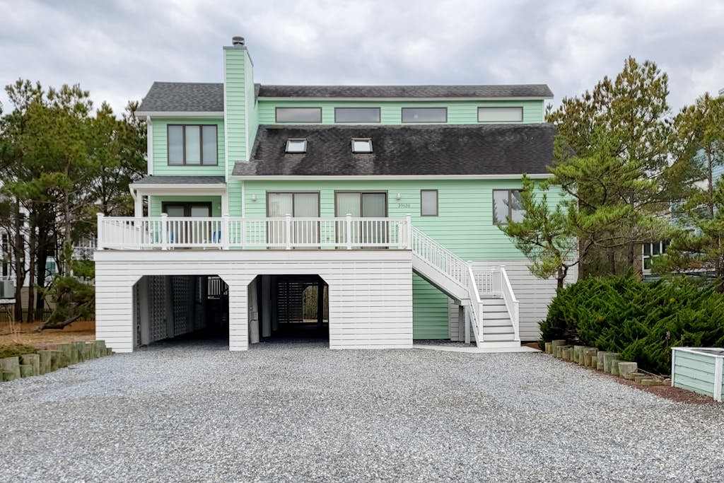 Gulls Nest gated home with deck grill & private neighborhood beach access