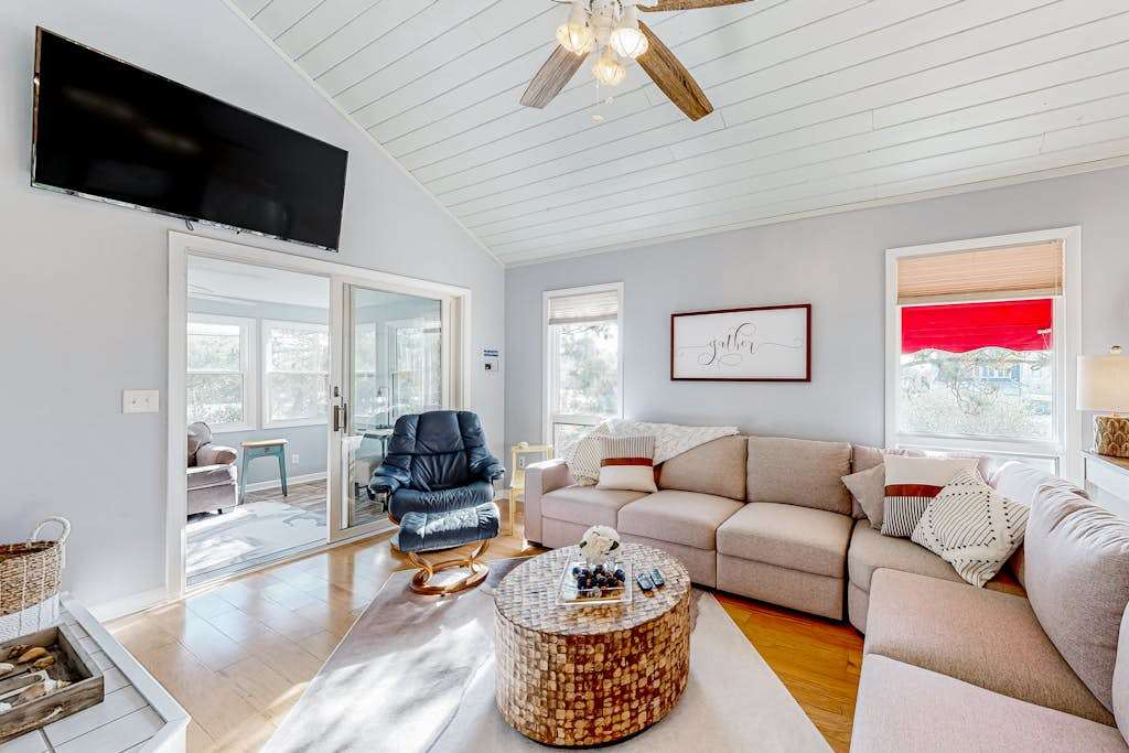 S&piper Village home with private beach fireplace balcony & washer & dryer