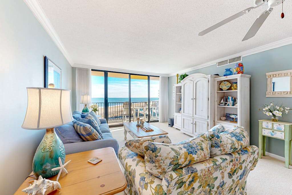 Sea Colony luxurious condo with beach views balcony 12 pools gym washer & dryer AC