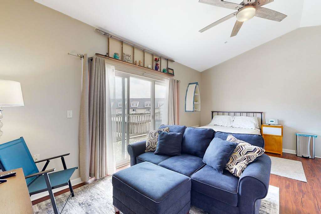 Bethany Beach Inn studio with kitchenette fast WiFi & furnished balcony