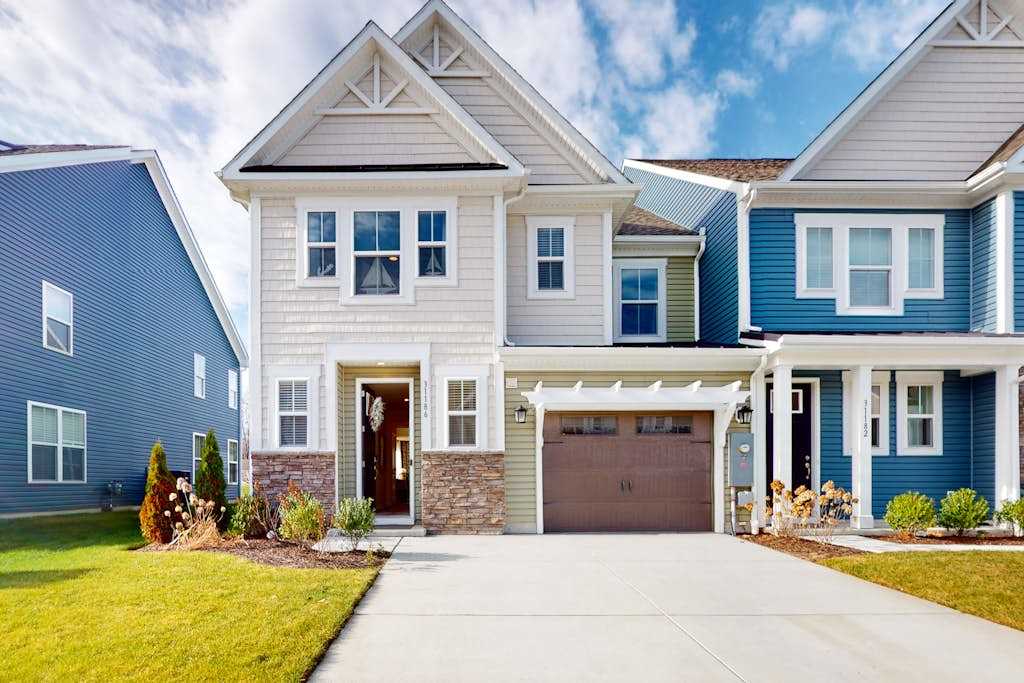 Bishops L&ing townhouse with grill outdoor pool gym tennis court shuttle