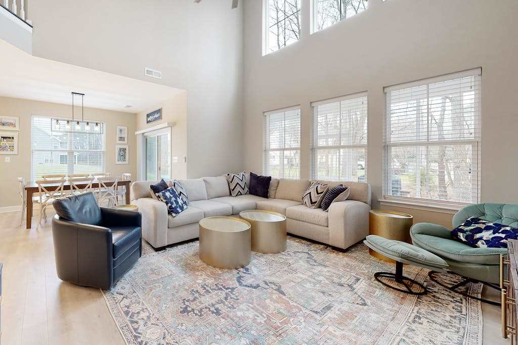 Bishops L&ing townhome with screened porch patio on site pool & tennis