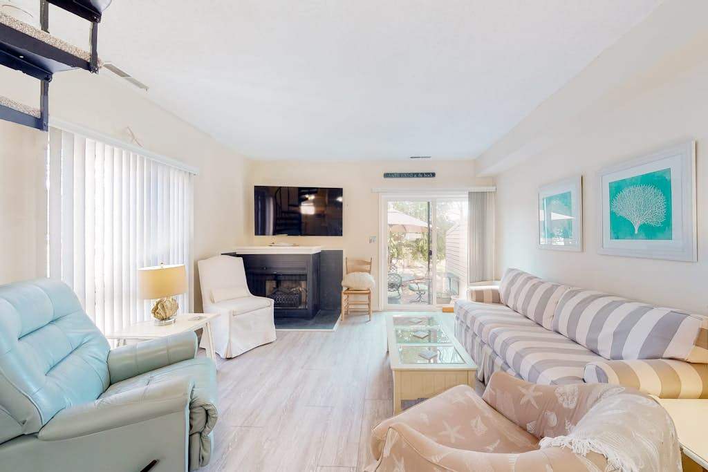 Spectacular Sea Pines Village condo with washer & dryer gas grill balcony & pool