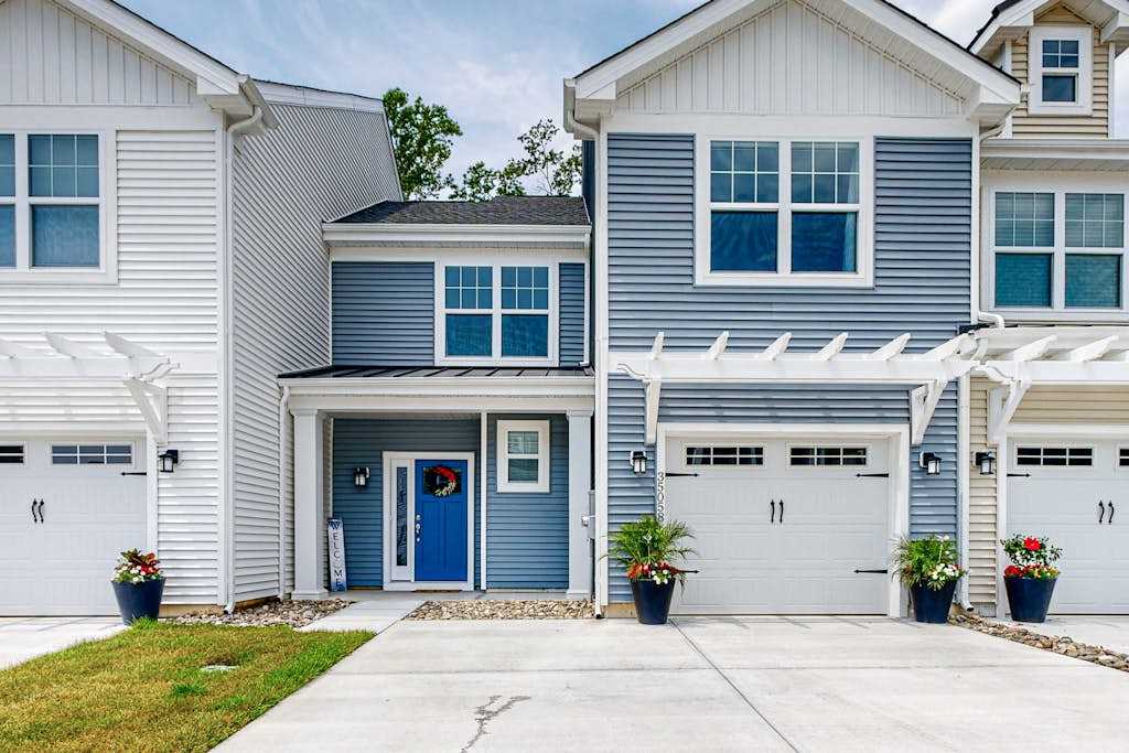 Friendship Creek 35058 Dundee St Charming townhouse with pool & patio