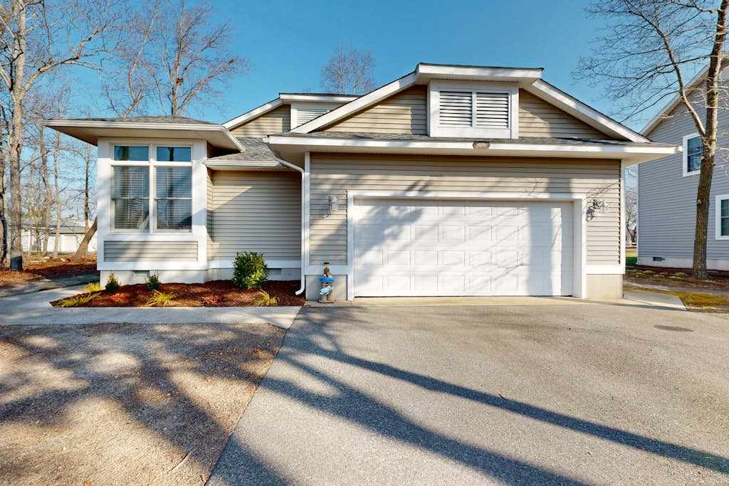 Salt Pond home in golf community with pools tennis & pickleball near beach